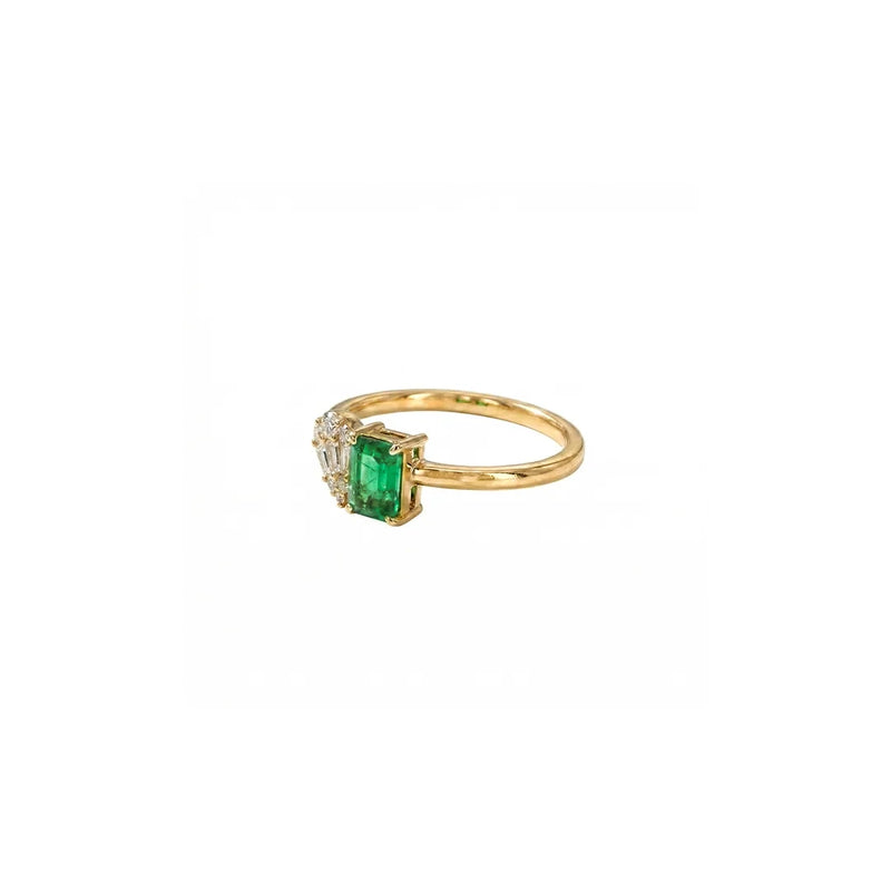 Anillo de diamante y esmeralda en oro amarillo 18K