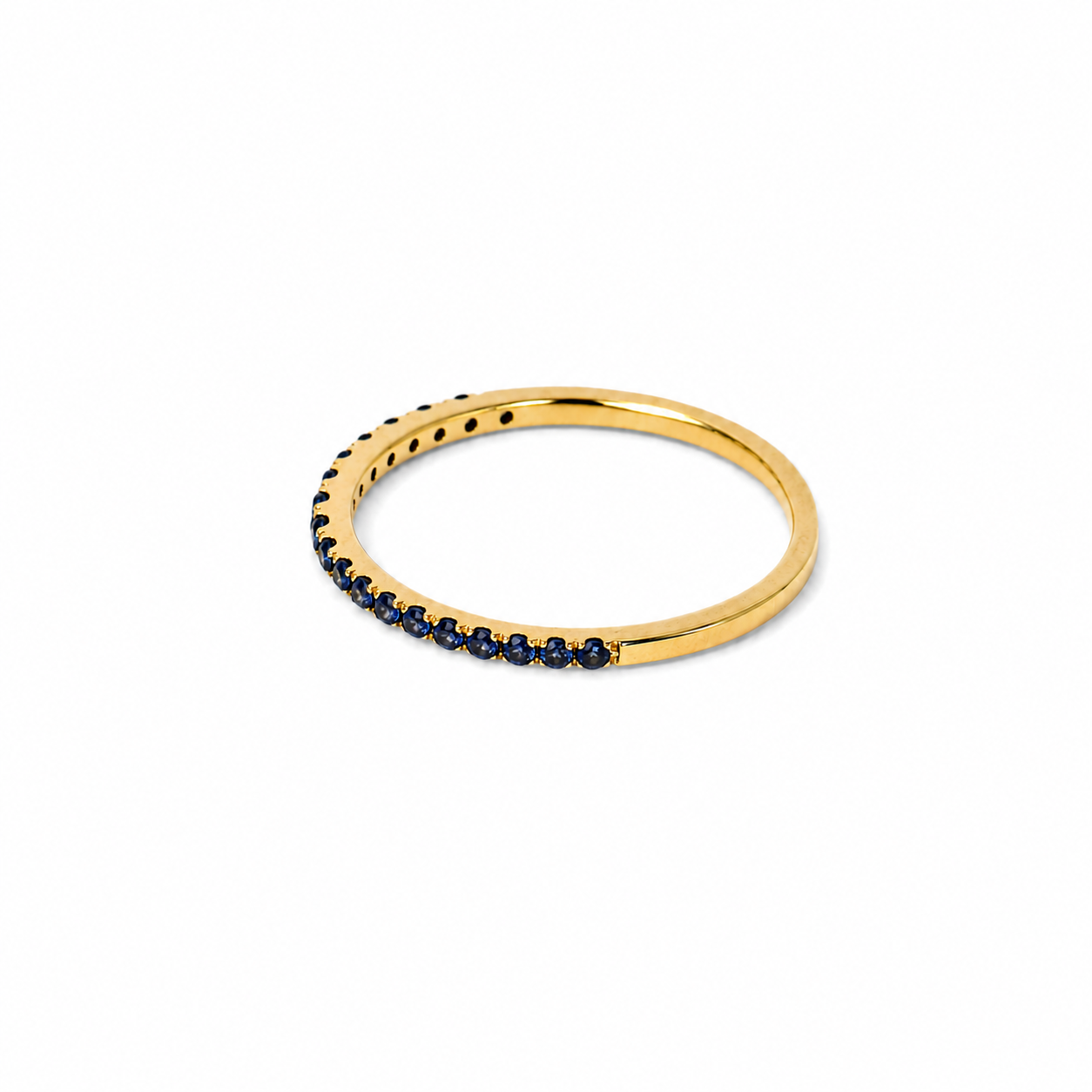 Anillo medio riviere de zafiros azules en oro amarillo 18K