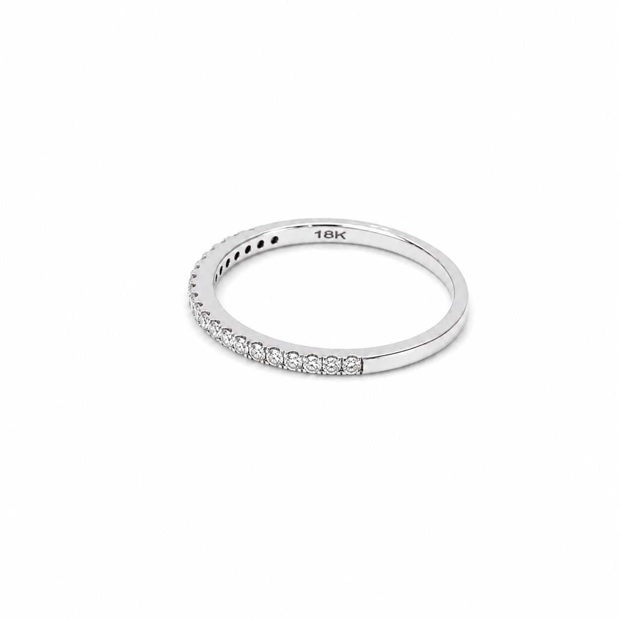 Anillo medio riviere en oro blanco 18K