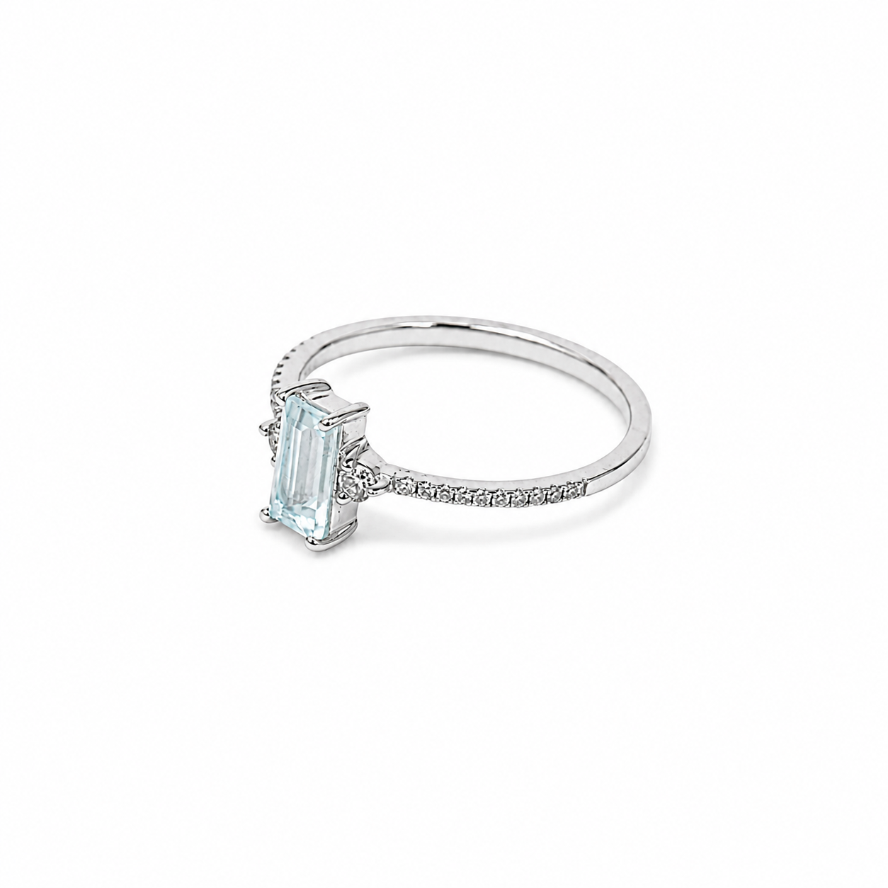 Anillo de topacio celeste y diamantes en oror blanco 18K