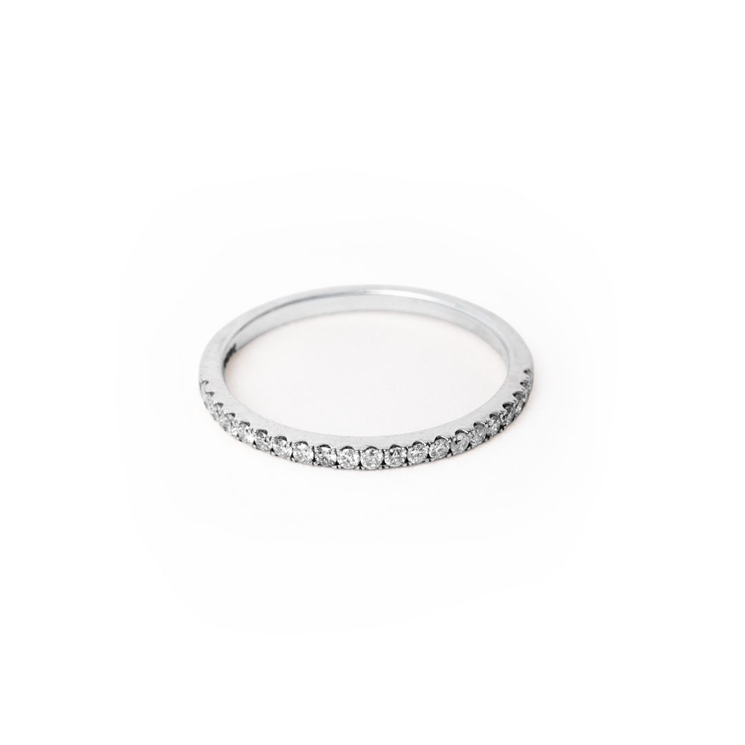 Anillo medio riviere en oro blanco 18K