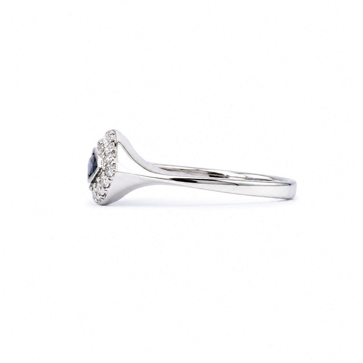 Anillo de zafiro y diamantes en oro blanco 18K