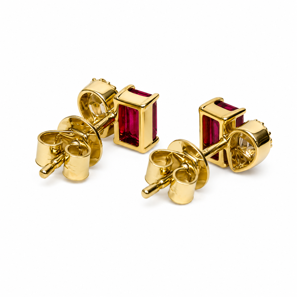 Aretes de diamantes y rubíes en oro amarillo 18K