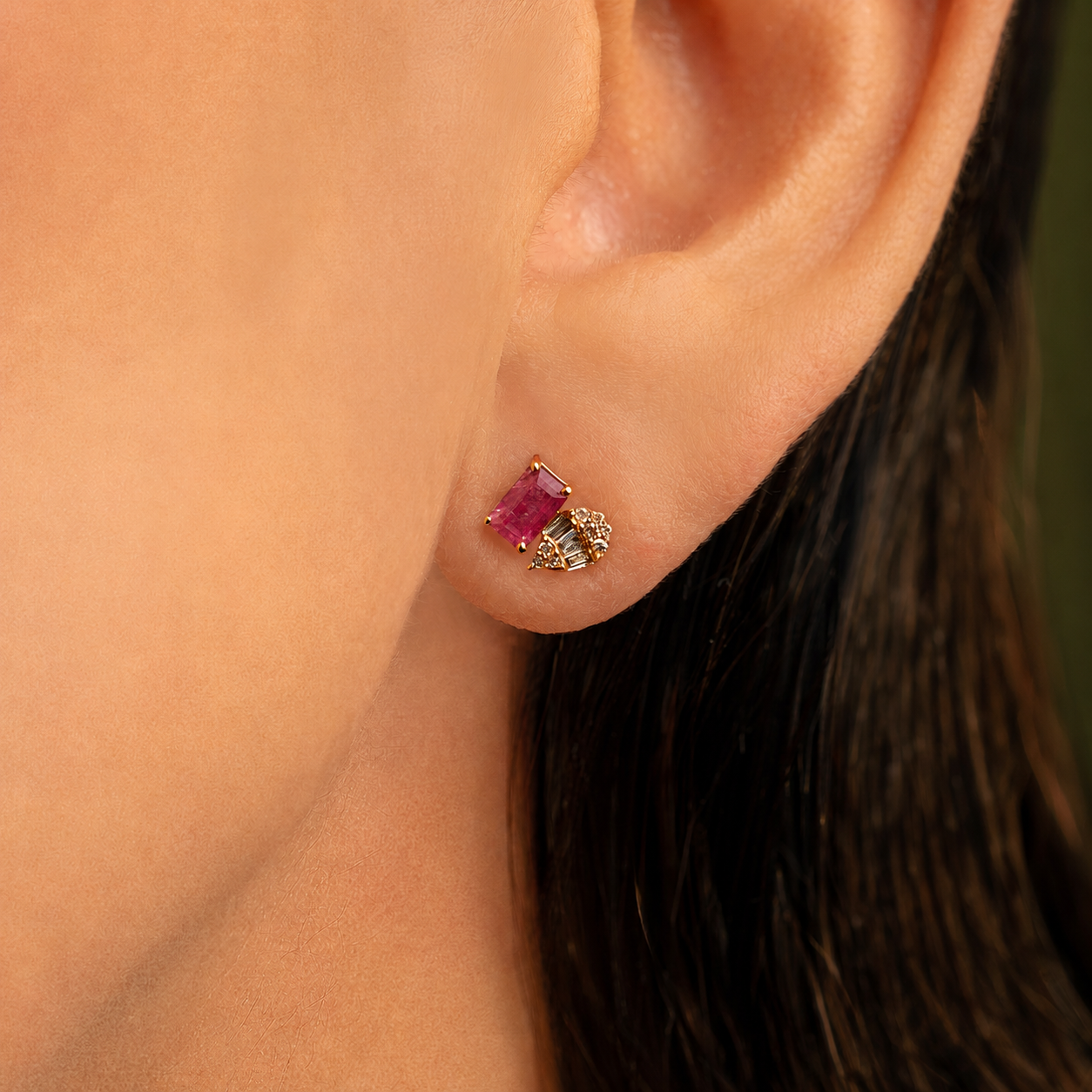 Aretes de diamantes y rubíes en oro amarillo 18K