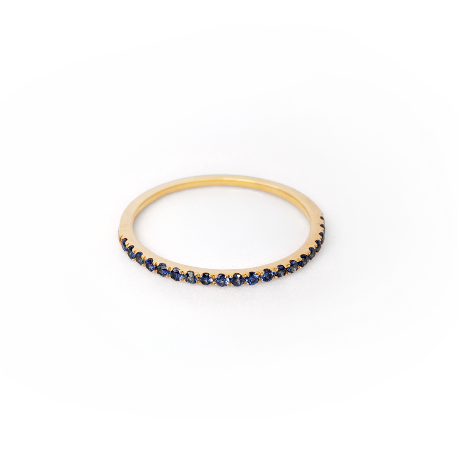 Anillo medio riviere de zafiros azules en oro amarillo 18K