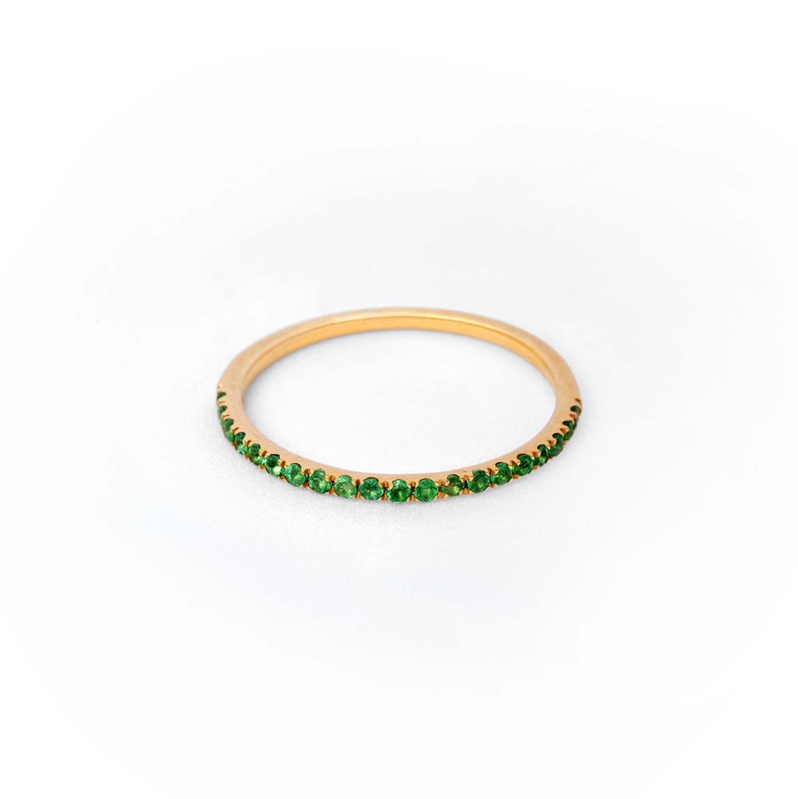 Anillo medio riviere de esmeraldas en oro amarillo 18K