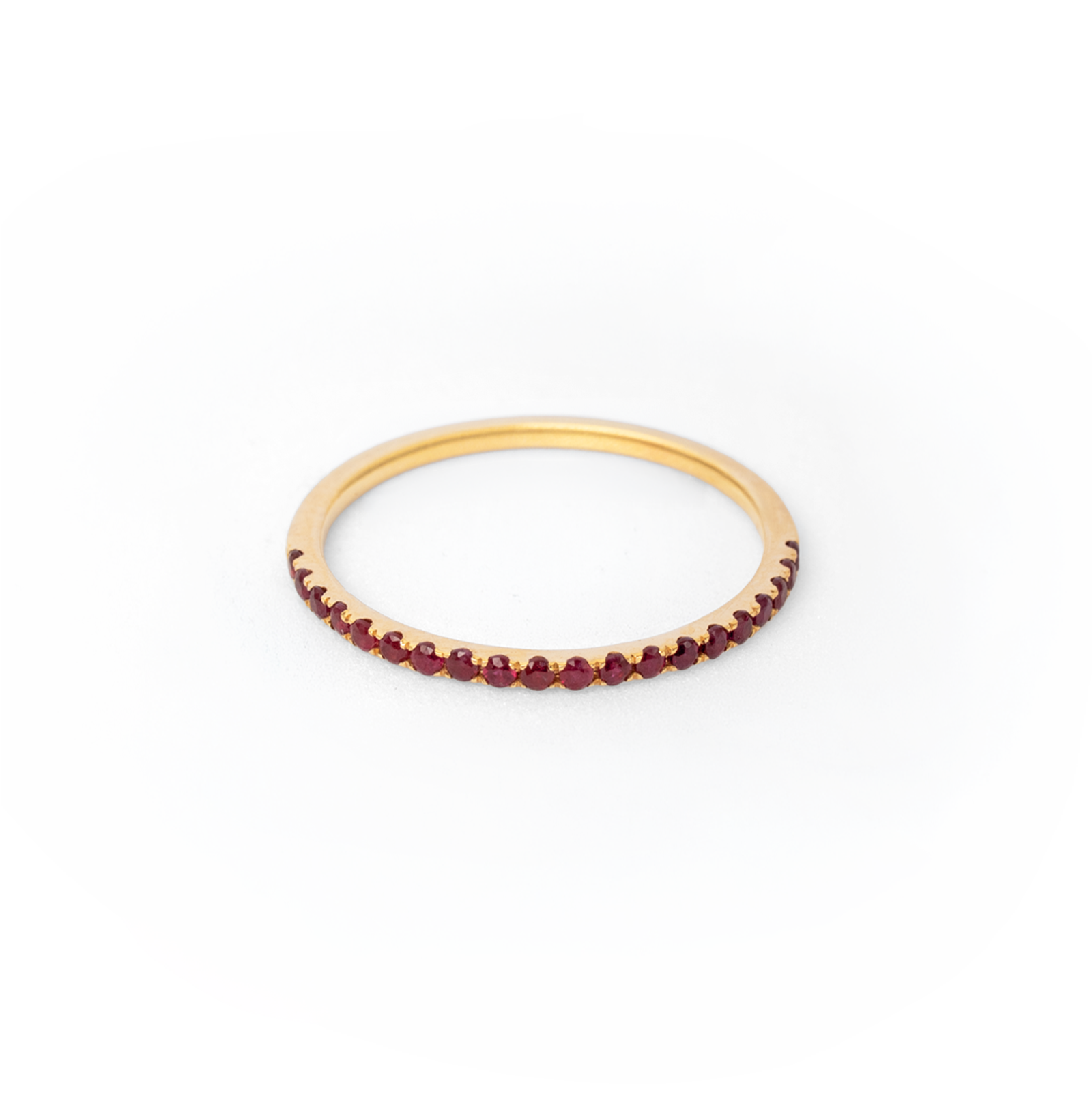 Anillo medio riviere de rubíes en oro amarillo 18K