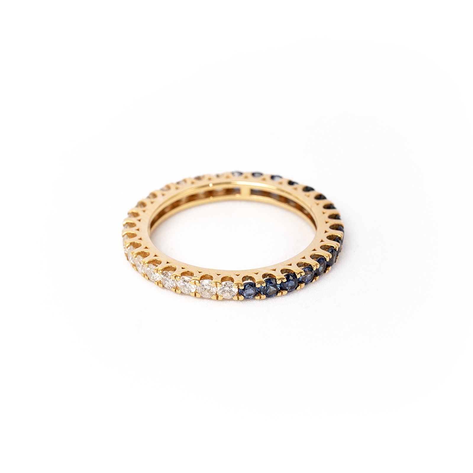 Anillo de zafiros azules y diamantes en oro amarillo 18K