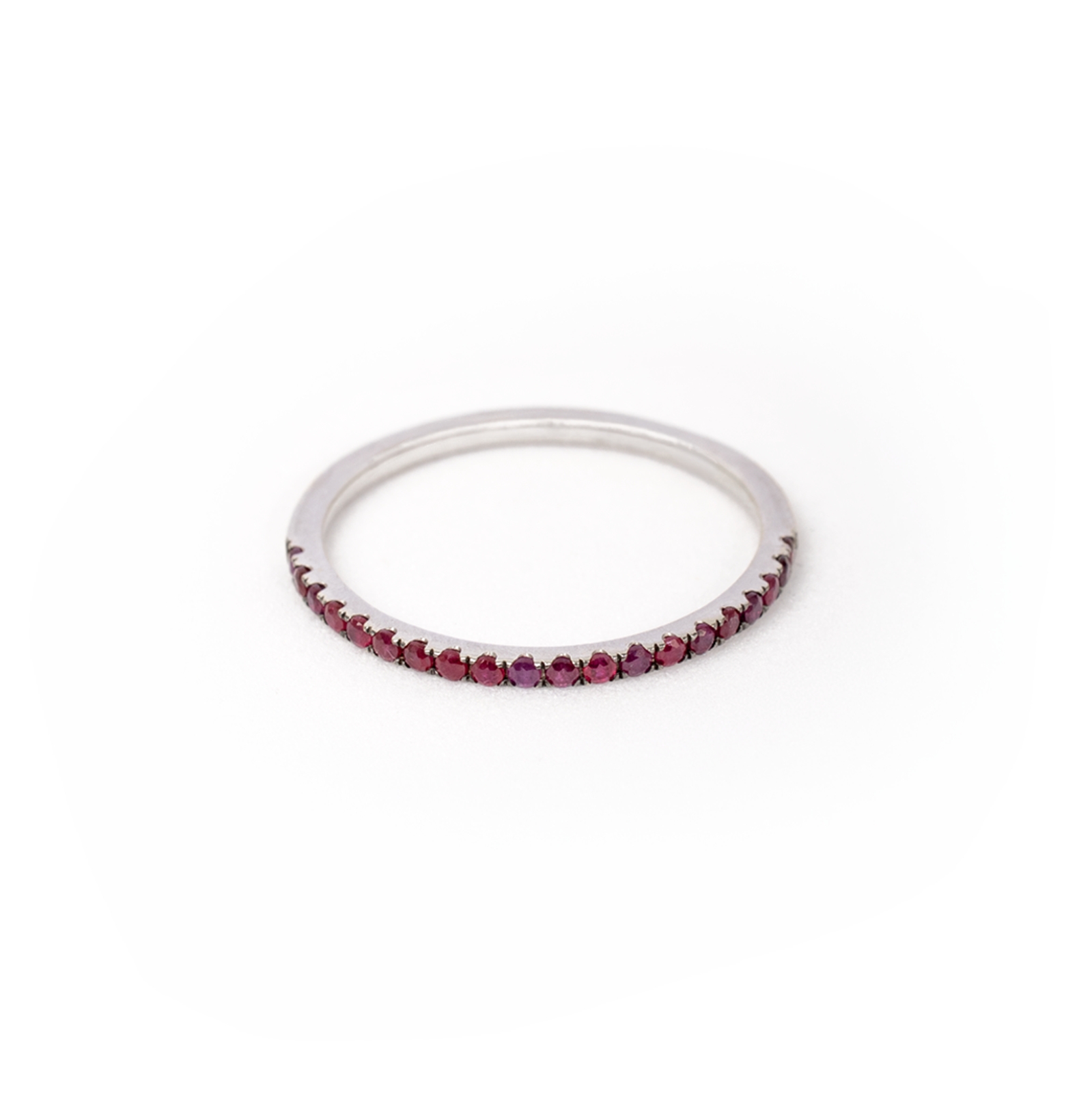 Anillo medio riviere de rubíes en oro blanco 18K