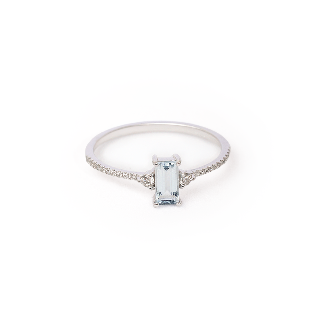 Anillo de topacio celeste y diamantes en oror blanco 18K