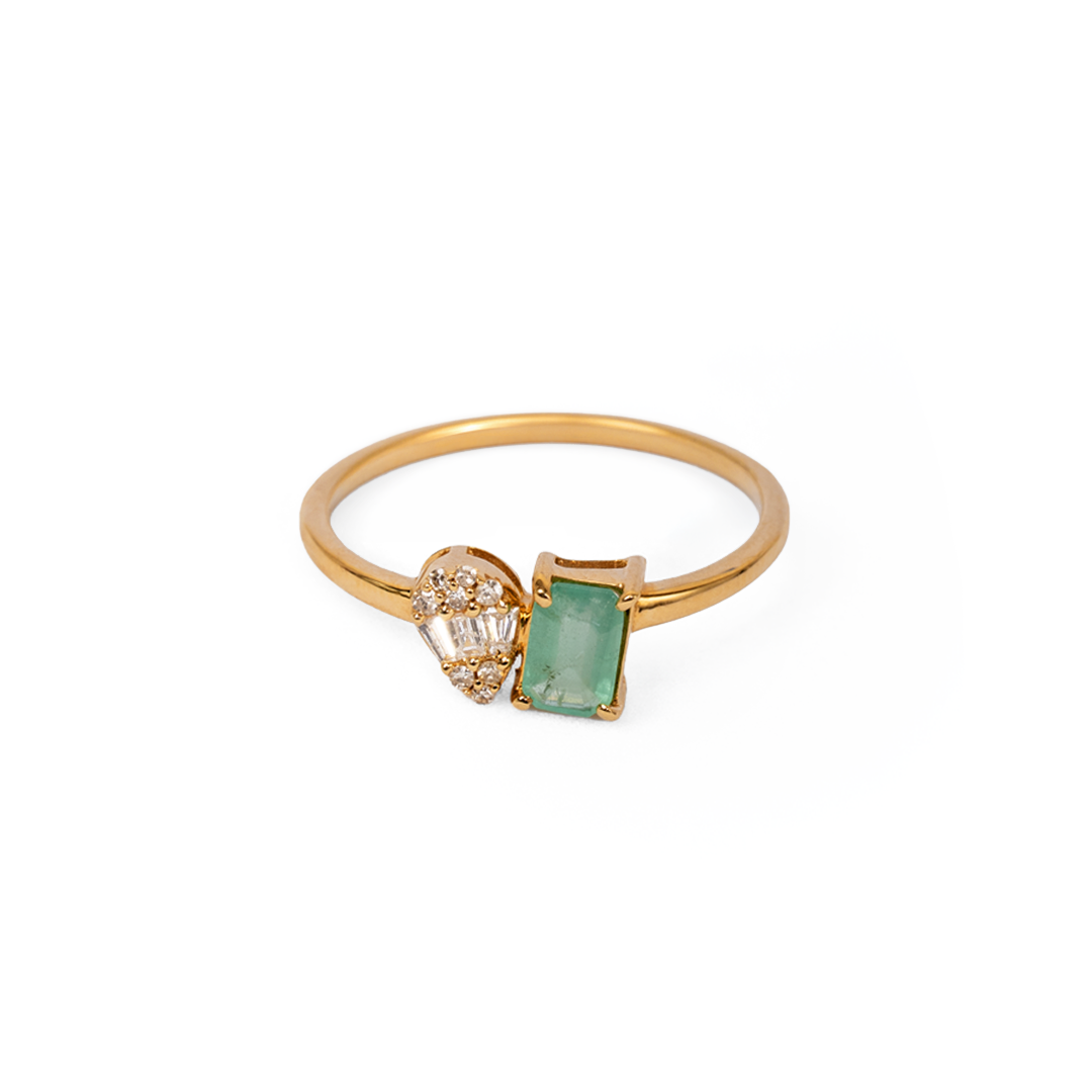 Anillo de diamante y esmeralda en oro amarillo 18K