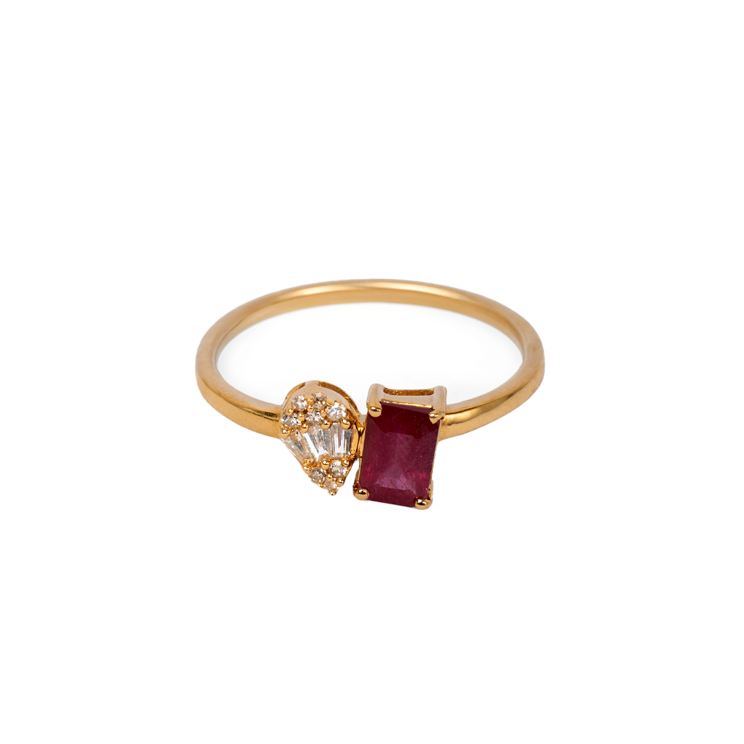 Anillo de diamante y rubí en oro amarillo 18K