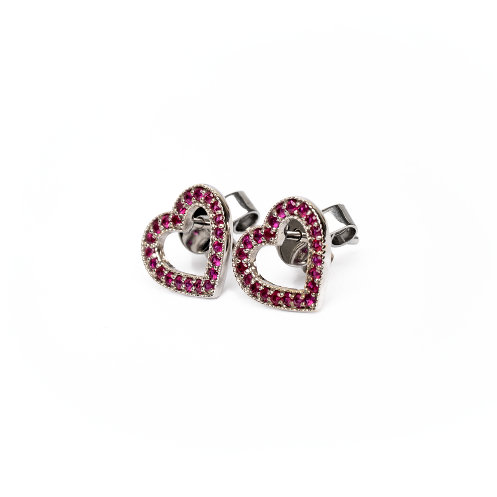 Aretes de corazón con rubíes en oro blanco 18K