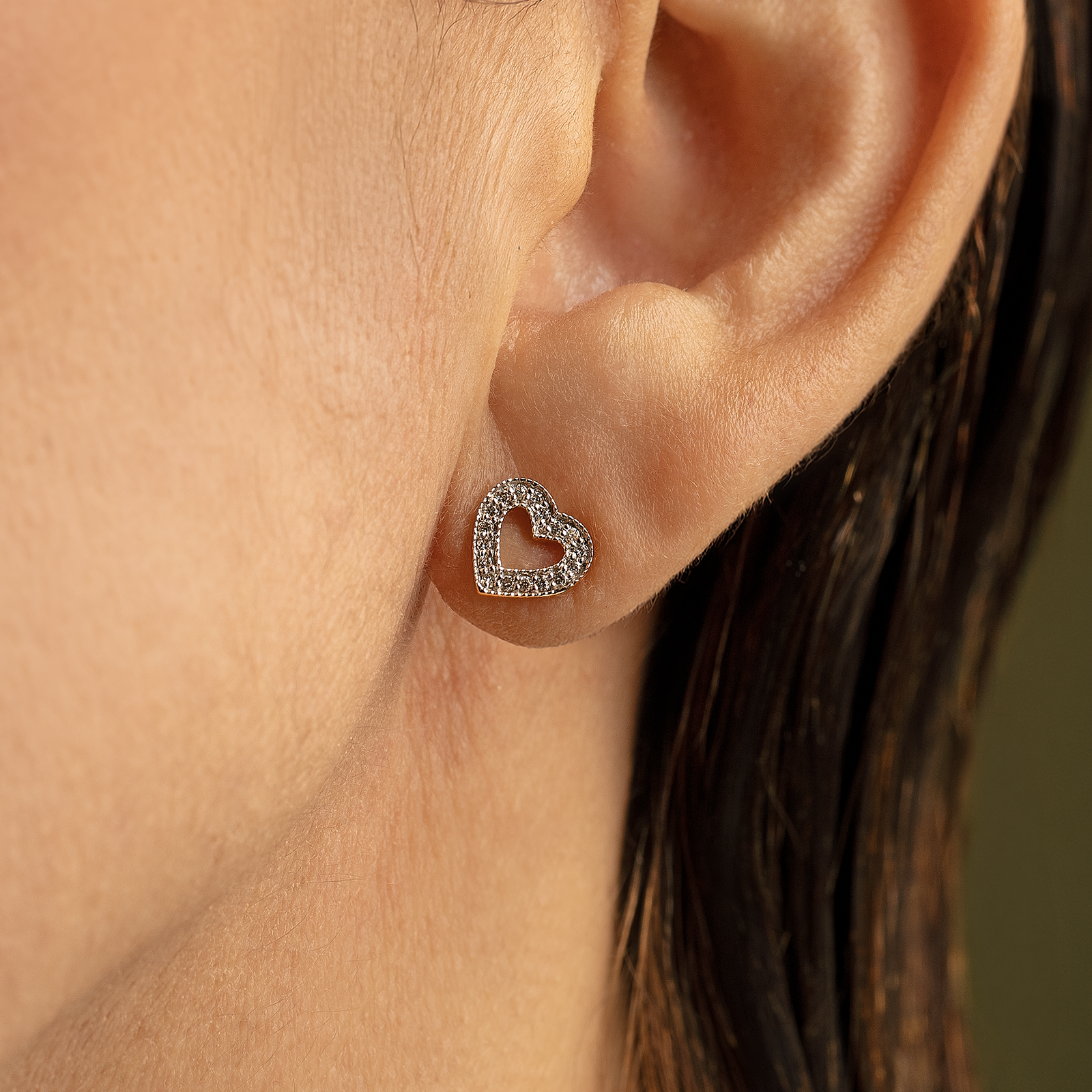 Aretes de corazón en oro amarillo 18K