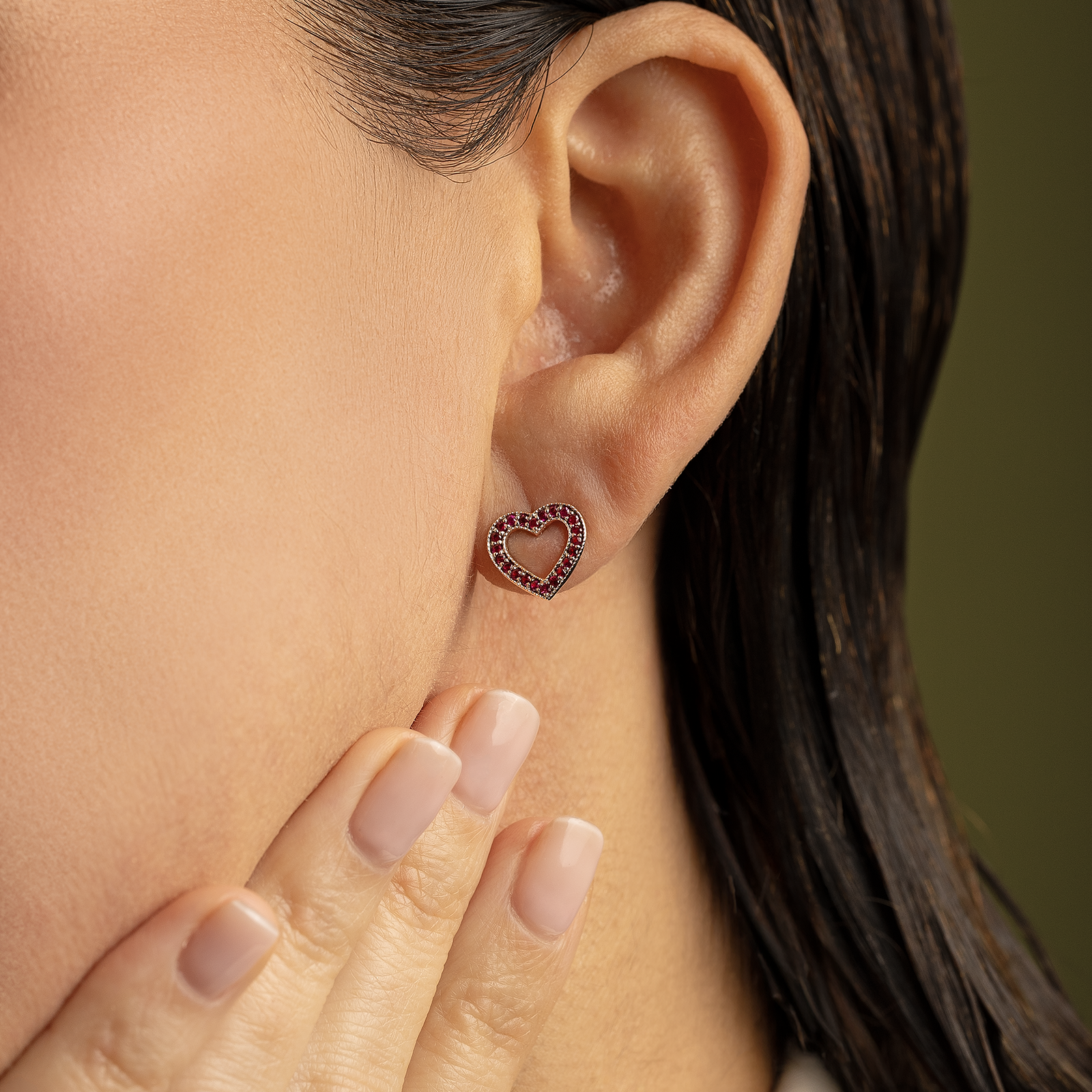 Aretes de corazón con rubíes en oro blanco 18K