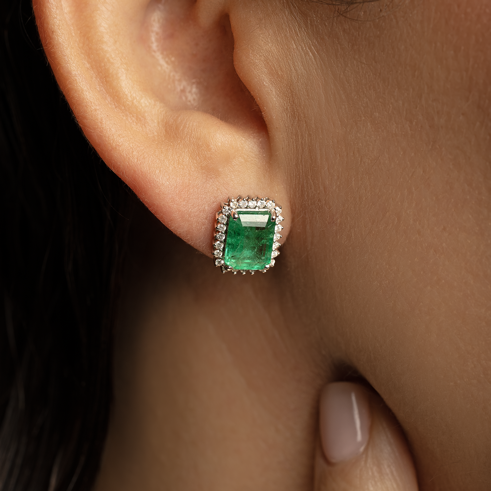 Aretes de esmeraldas en oro blanco 18K