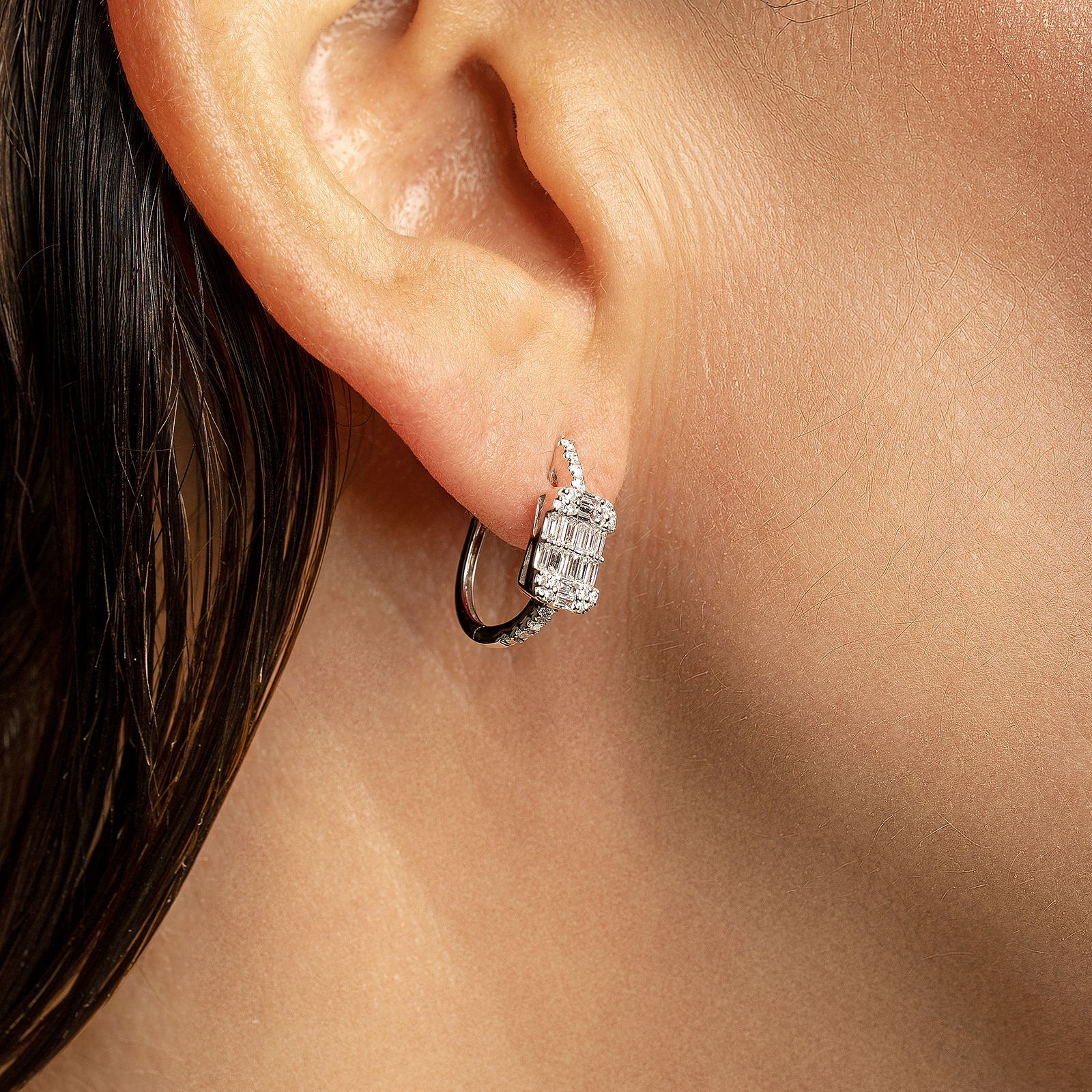 Aretes de diamantes en oro blanco 18K