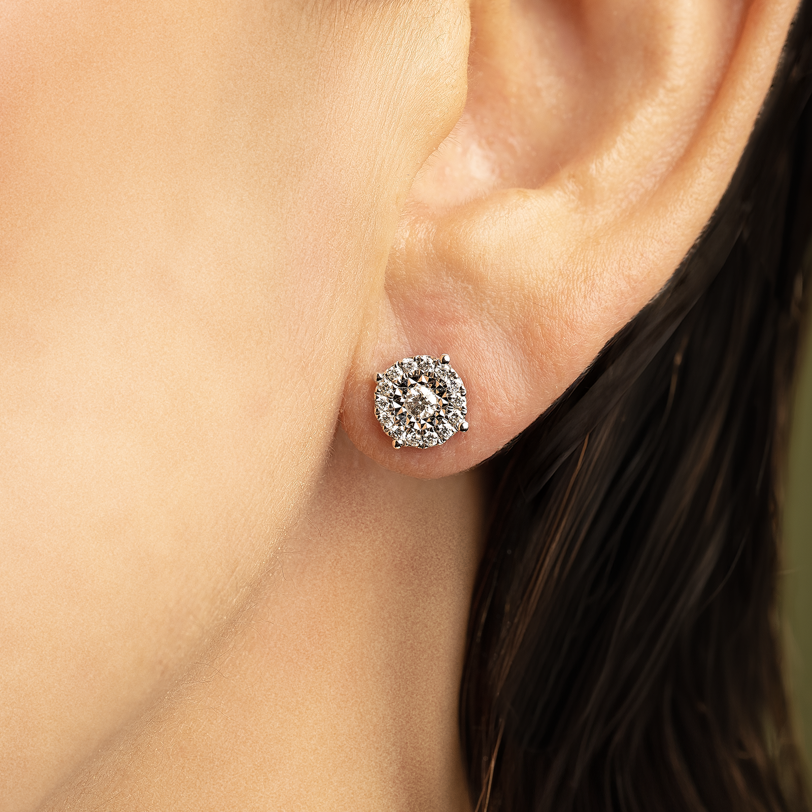 Aretes de diamantes en oro blanco 18K