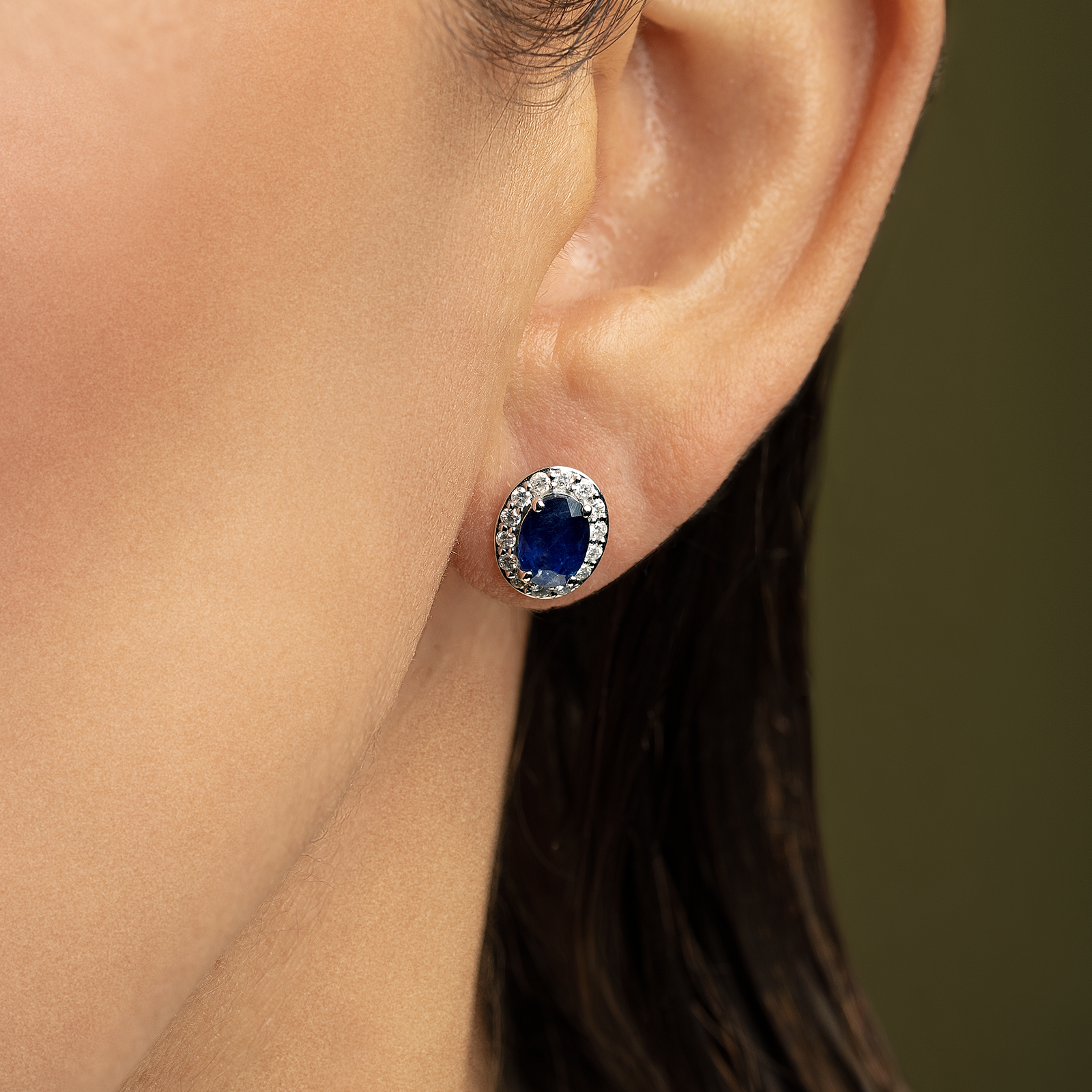 Aretes de zafiros azules en oro blanco 18K