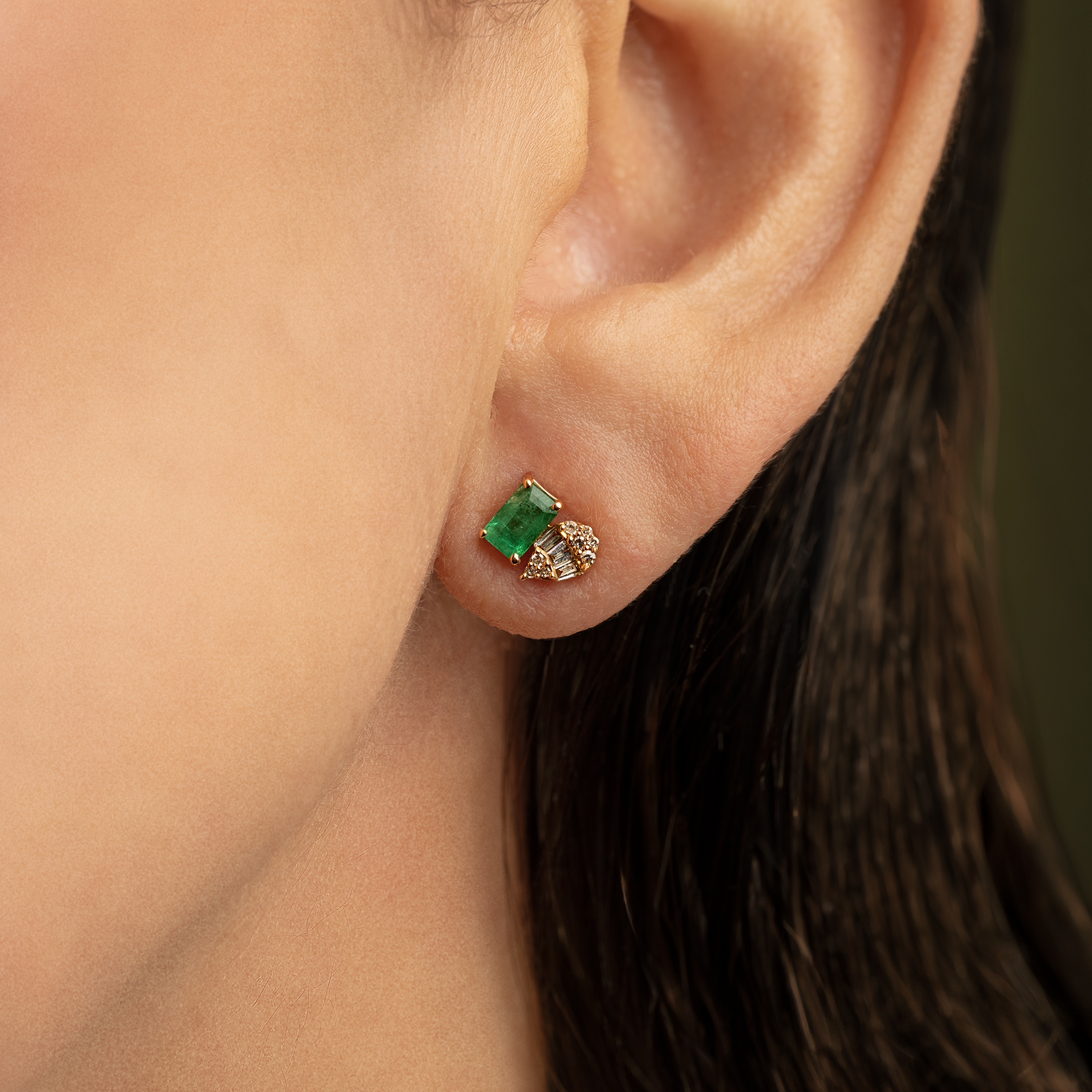 Aretes de diamantes y esmeraldas en oro amarillo 18K