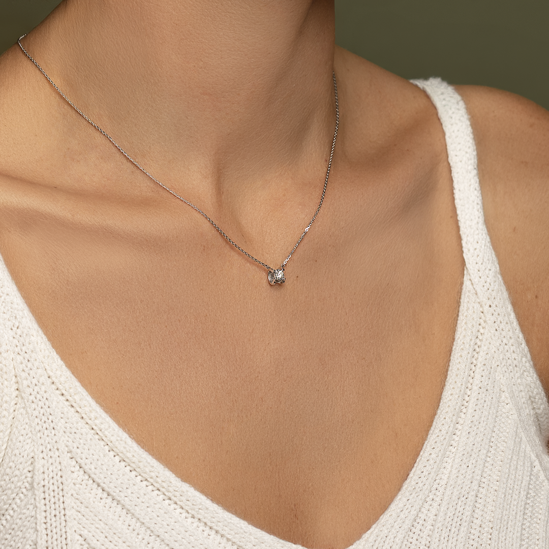 Collar de diamante en oro blanco 18K