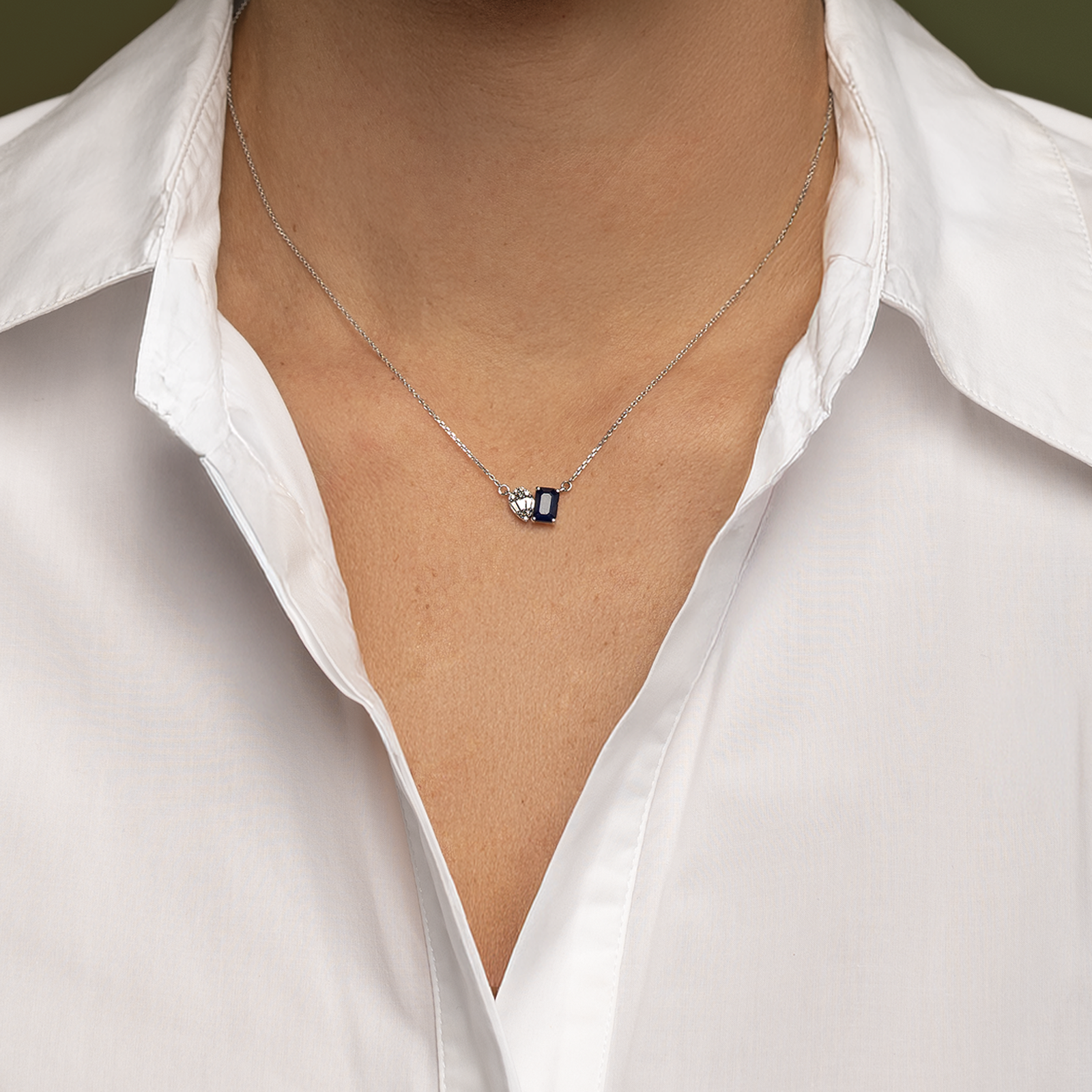 Collar de diamantes y zafiro azul en oro blanco 18K