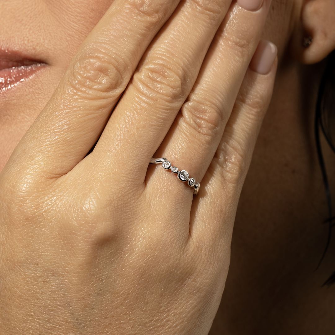 Anillo de diamantes en oro blanco 18K