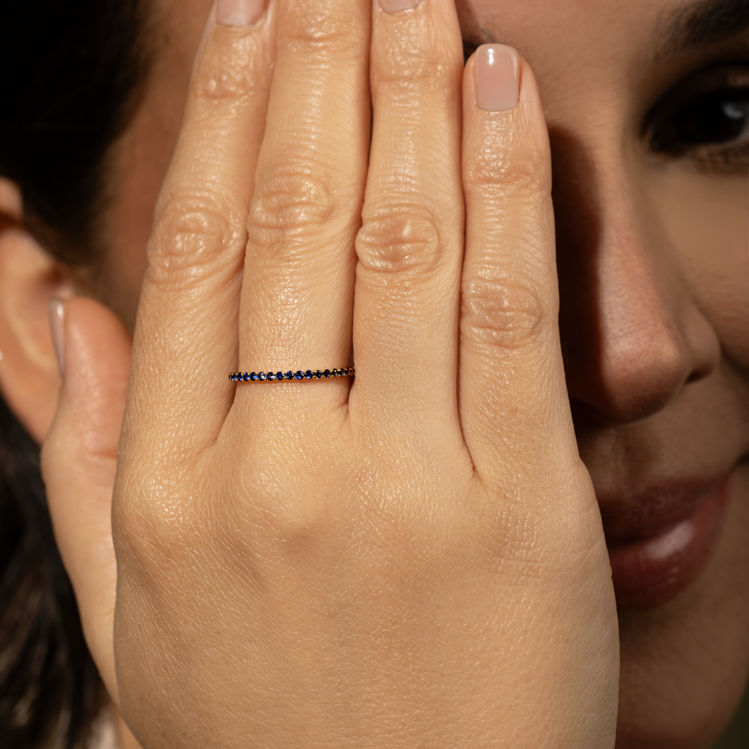 Anillo medio riviere de zafiros azules en oro amarillo 18K