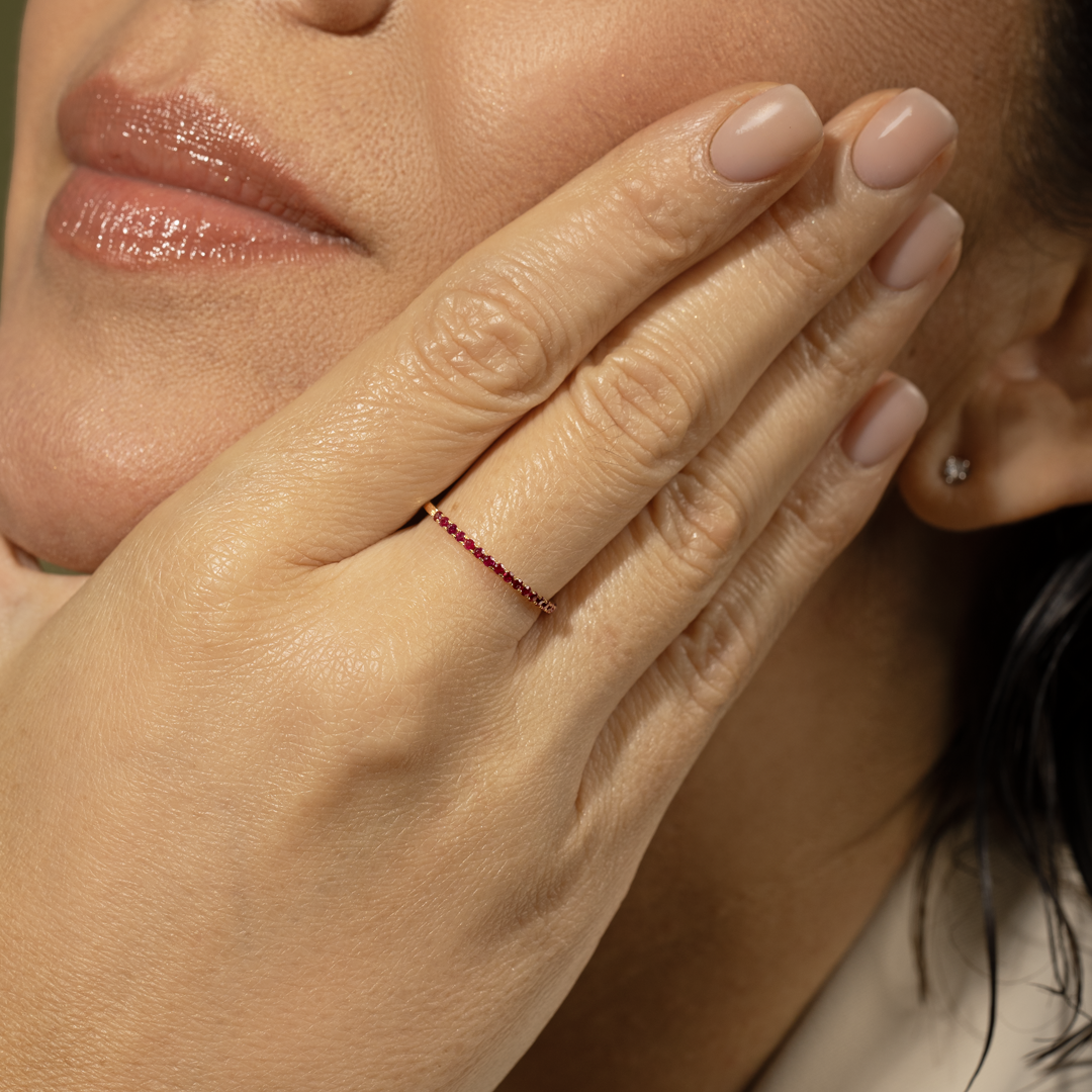 Anillo medio riviere de rubíes en oro amarillo 18K