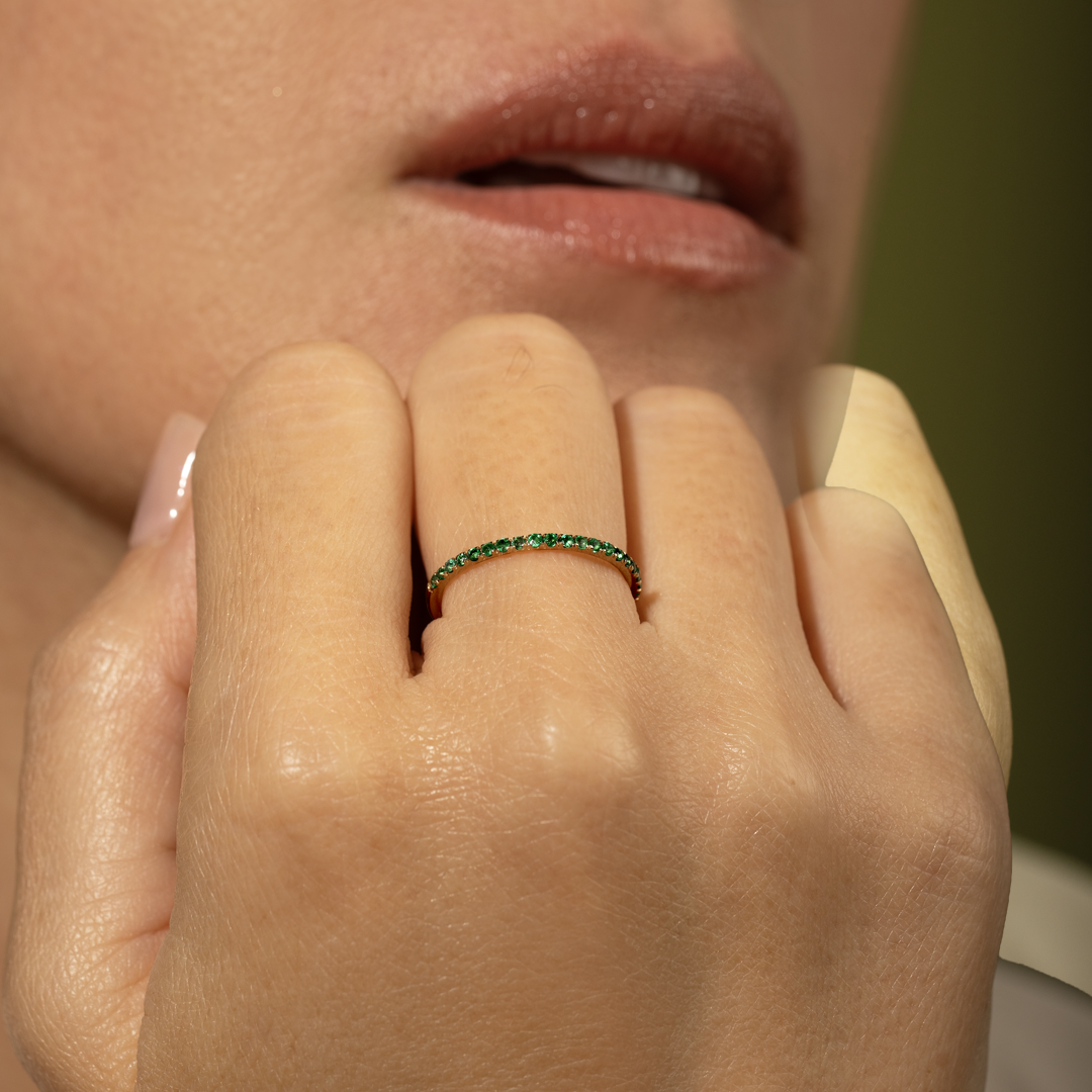 Anillo medio riviere de esmeraldas en oro amarillo 18K