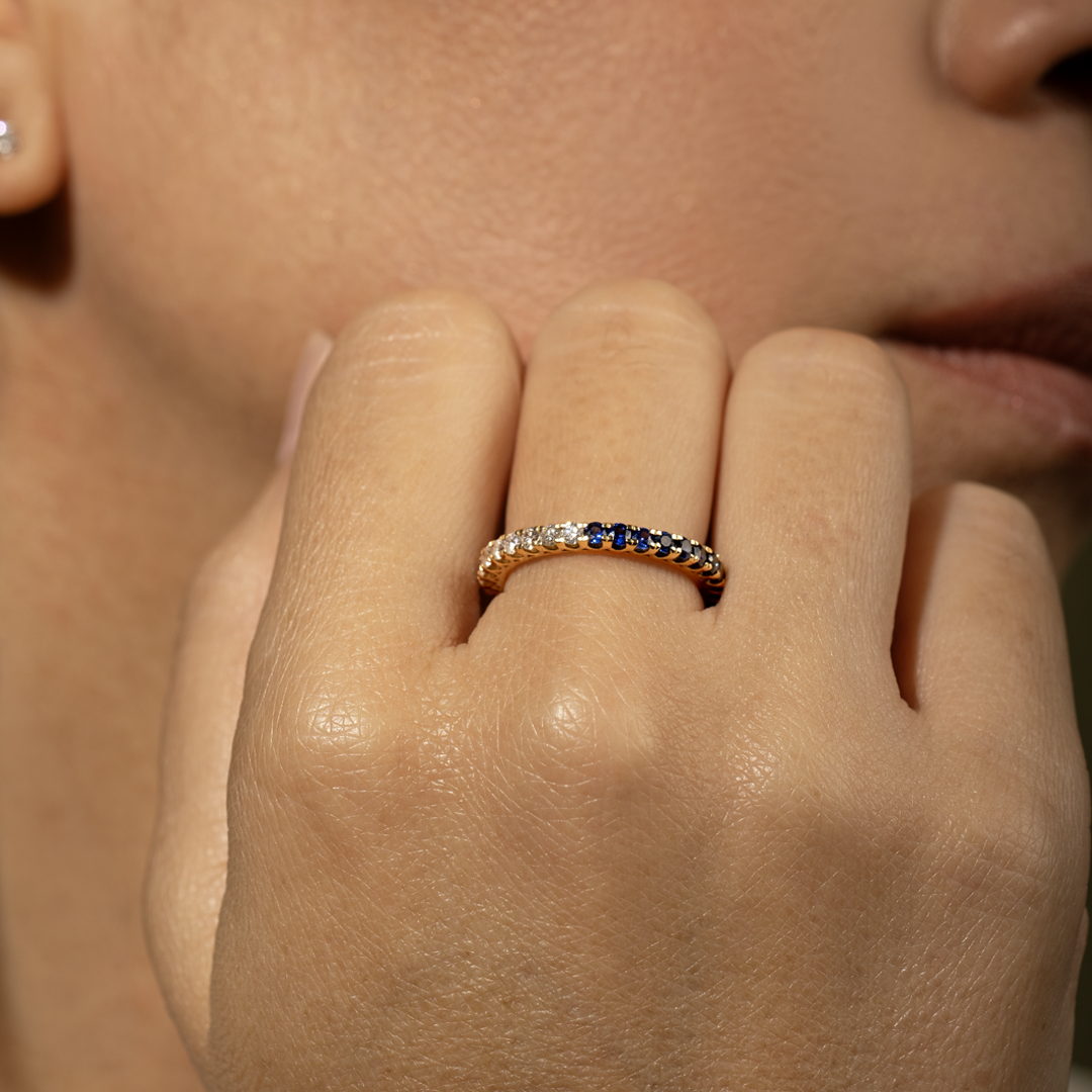 Anillo de zafiros azules y diamantes en oro amarillo 18K