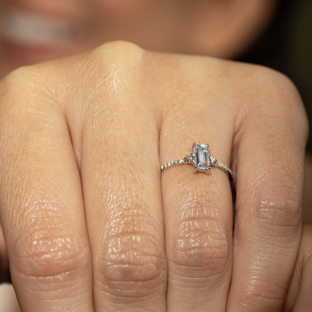 Anillo de topacio celeste y diamantes en oror blanco 18K