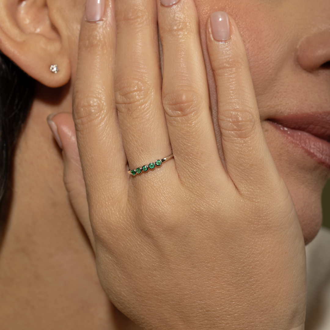 Anillo de esmeraldas en oro blanco 18K