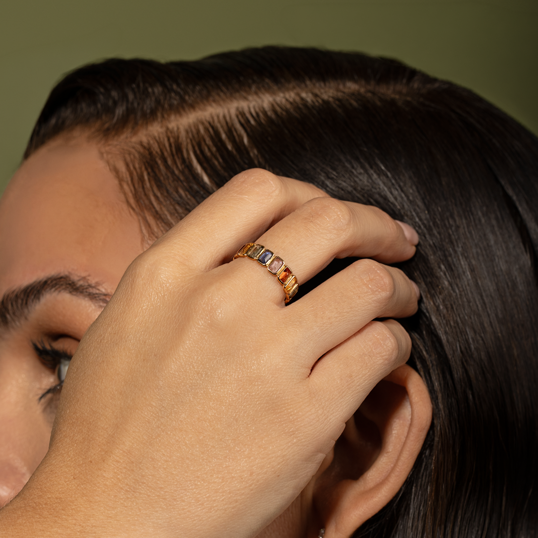 Anillo riviere con zafiros multicolores en oro amarillo 18k