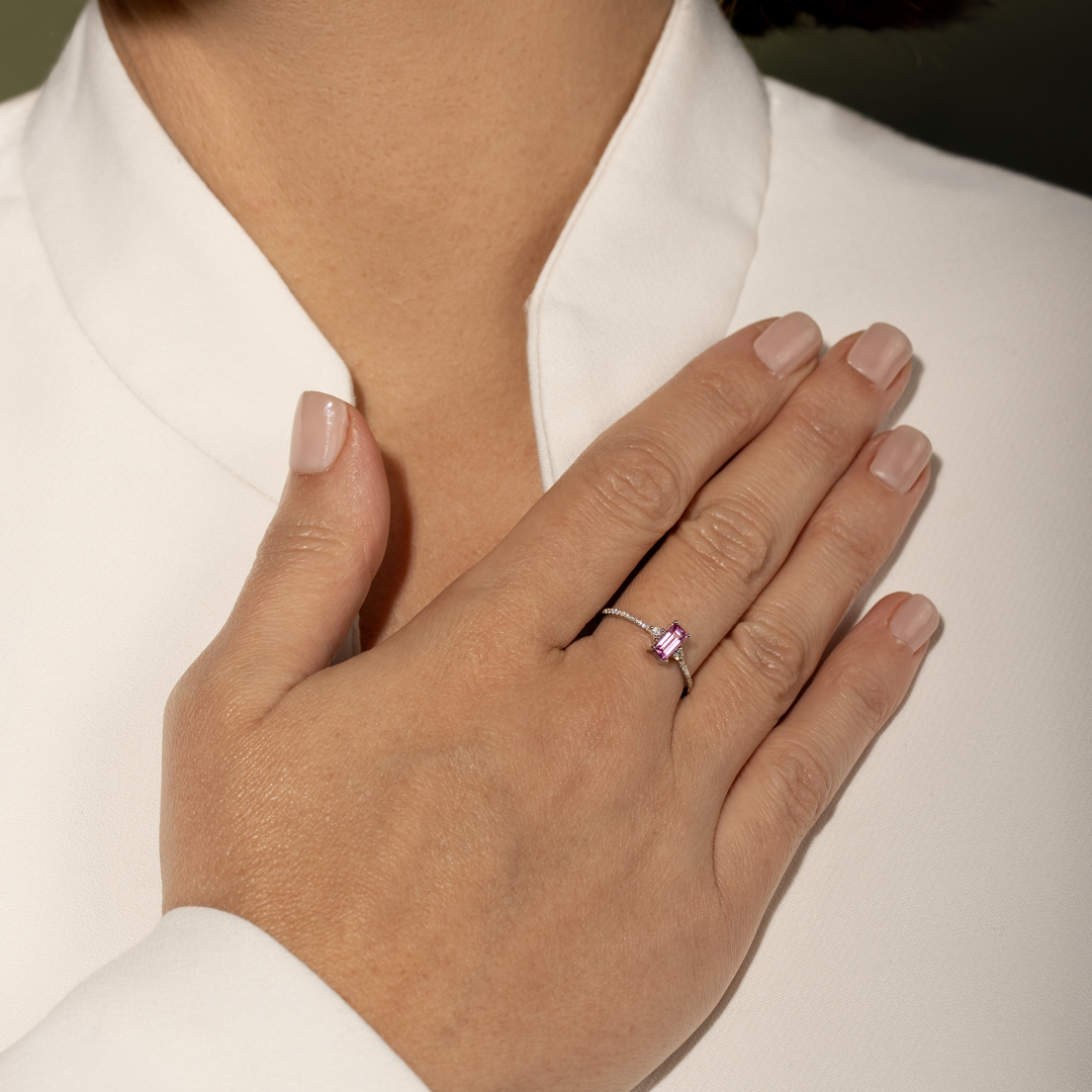 Anillo de zafiro rosado en oro blanco 18K