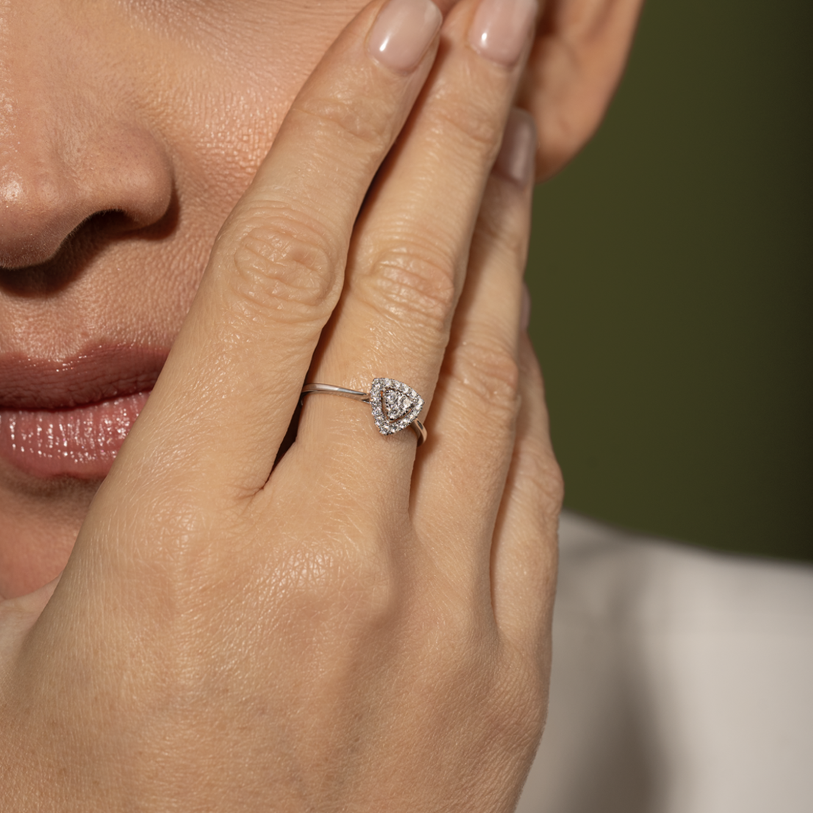 Anillo de diamantes en oro blanco 18K