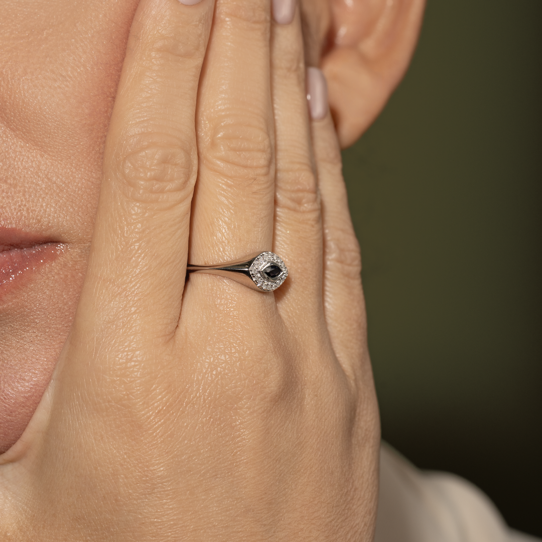 Anillo de zafiro y diamantes en oro blanco 18K