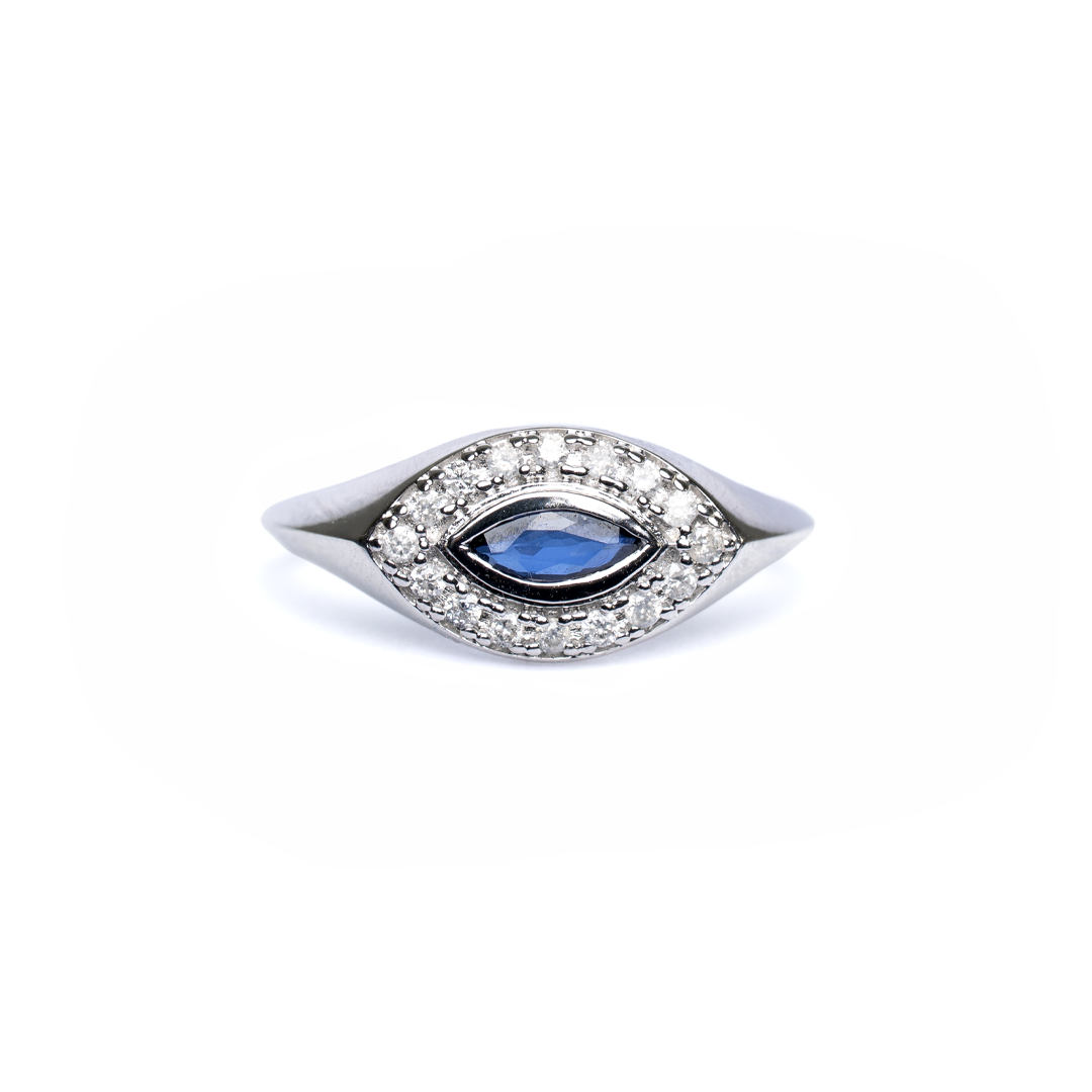 Anillo de zafiro y diamantes en oro blanco 18K