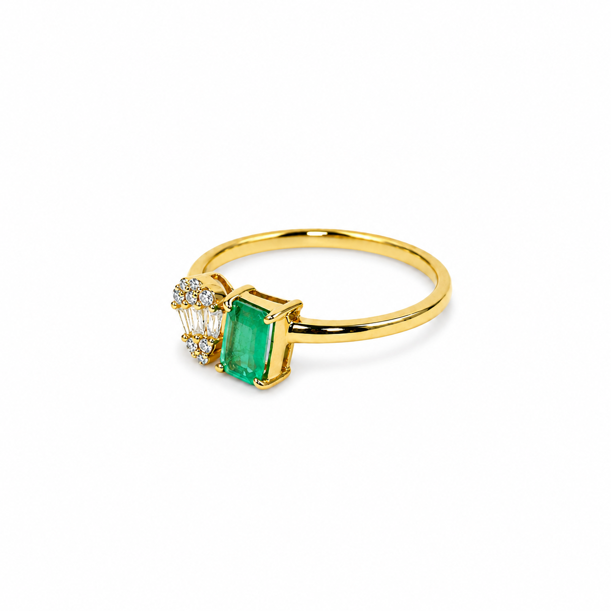 Anillo de diamante y esmeralda en oro amarillo 18K