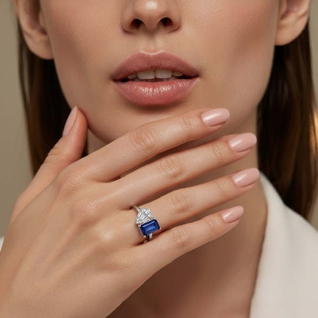 Anillo de diamante y zafiro azul en oro blanco 18K