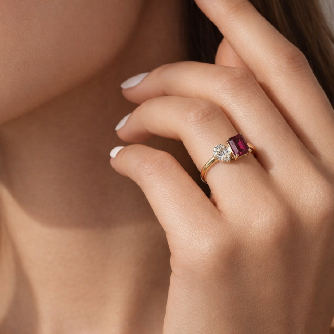 Anillo de diamante y rubí en oro amarillo 18K