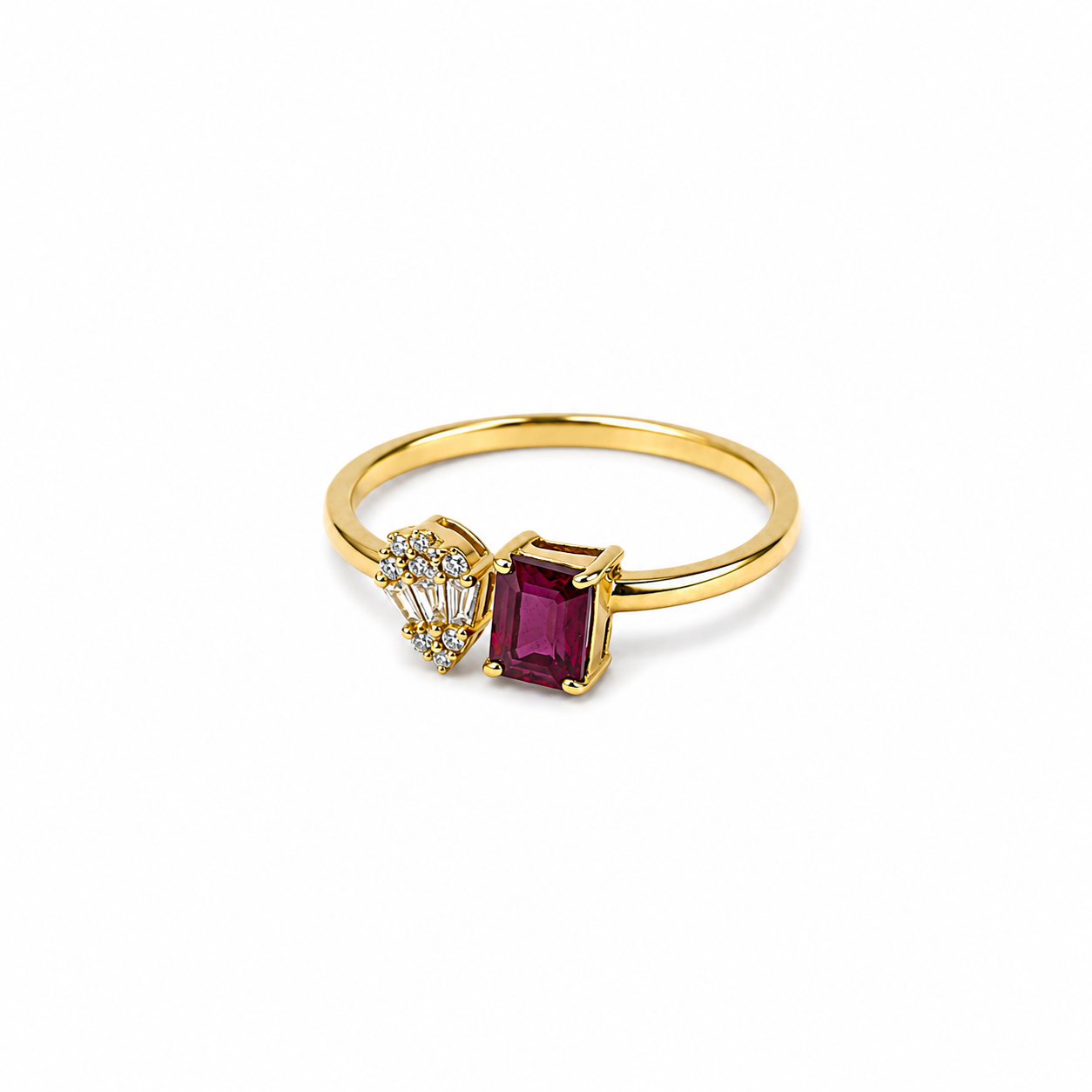 Anillo de diamante y rubí en oro amarillo 18K