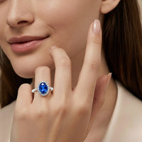 Anillo de cianita azul en oro blanco 18K