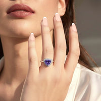 Anillo de tanzanita violeta azulado en oro blanco 18