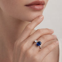 Anillo de zafiro azul en oro blanco 18K