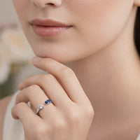 Anillo de zafiro azul en oro blanco 18K