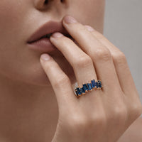 Anillo de zafiros azules en oro amarillo 18K