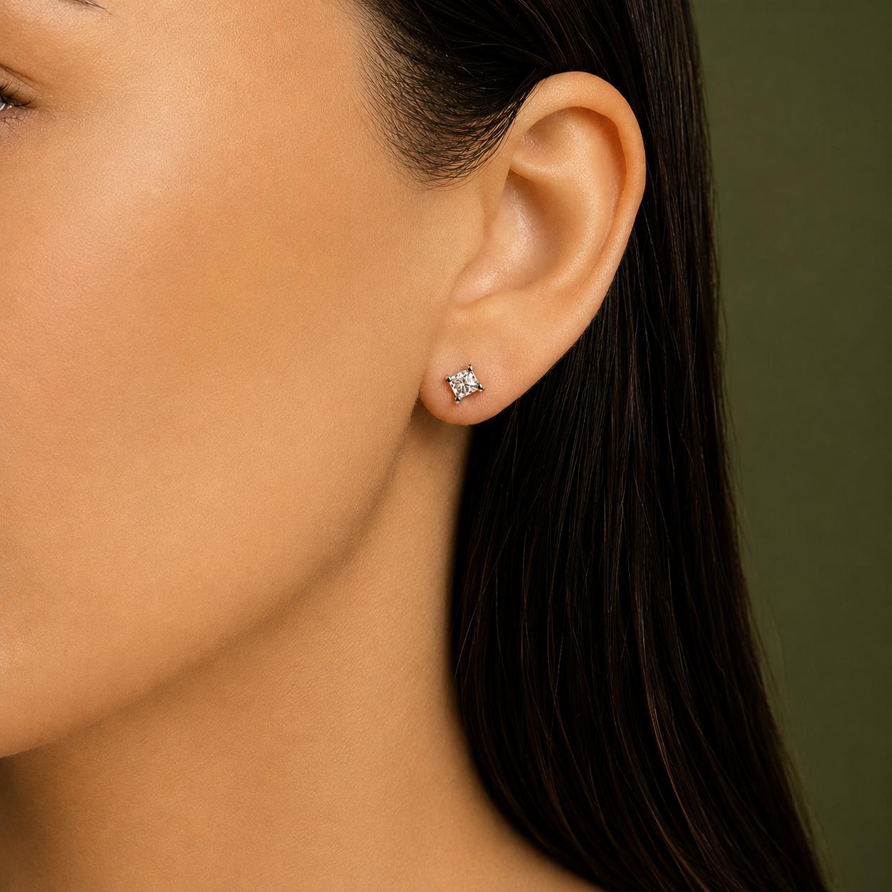 Aretes de diamantes en oro blanco 18K