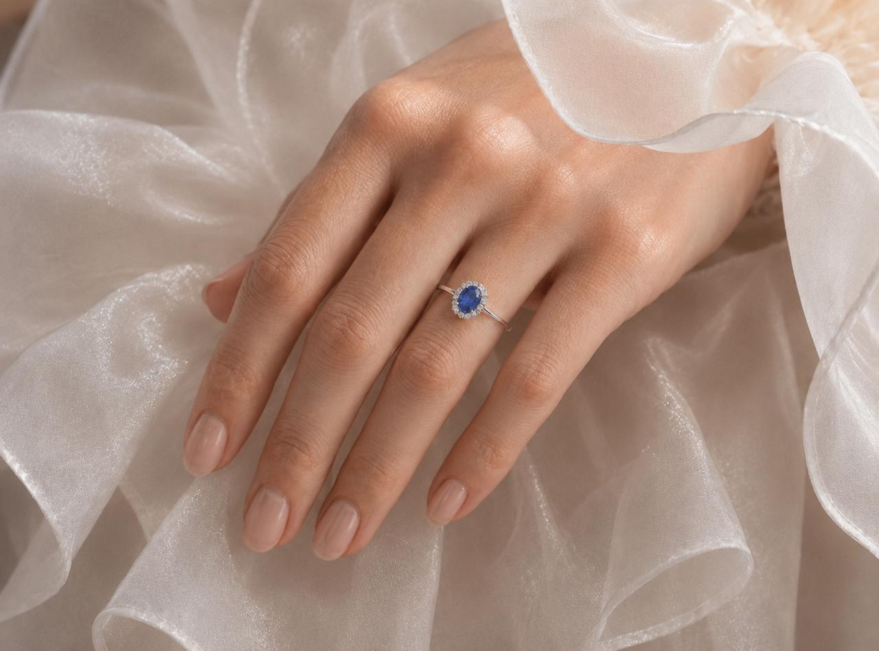 Anillo de cianita azul y diamantes en oro blanco 18K