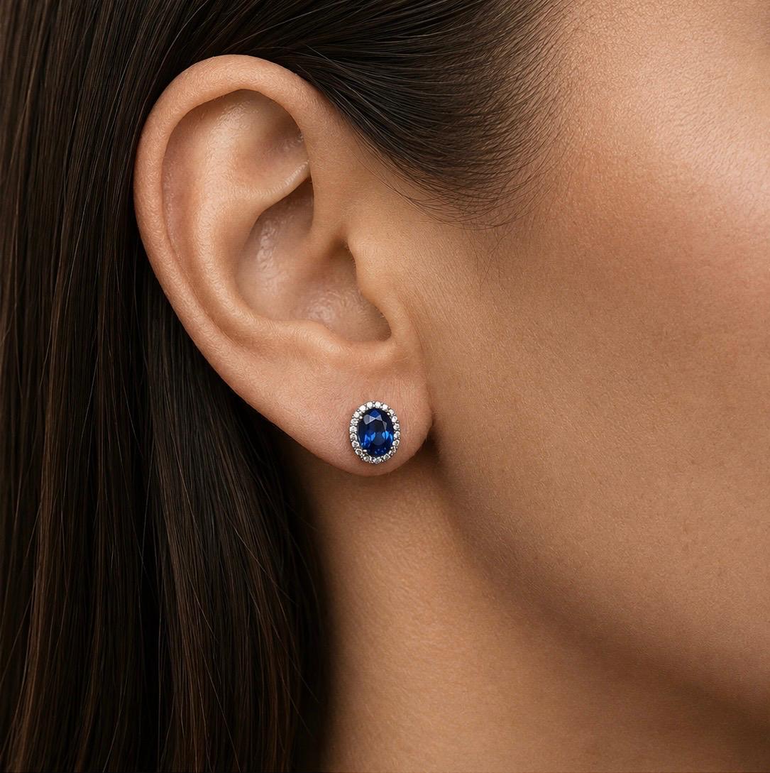Aretes de cianita azul y diamantes en oro blanco 18K